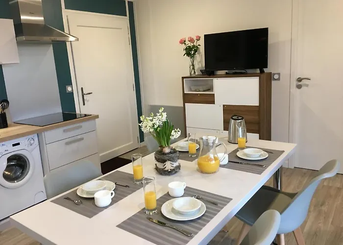 Hibiscus La Vallee Des Noyers Hébergement de vacances *